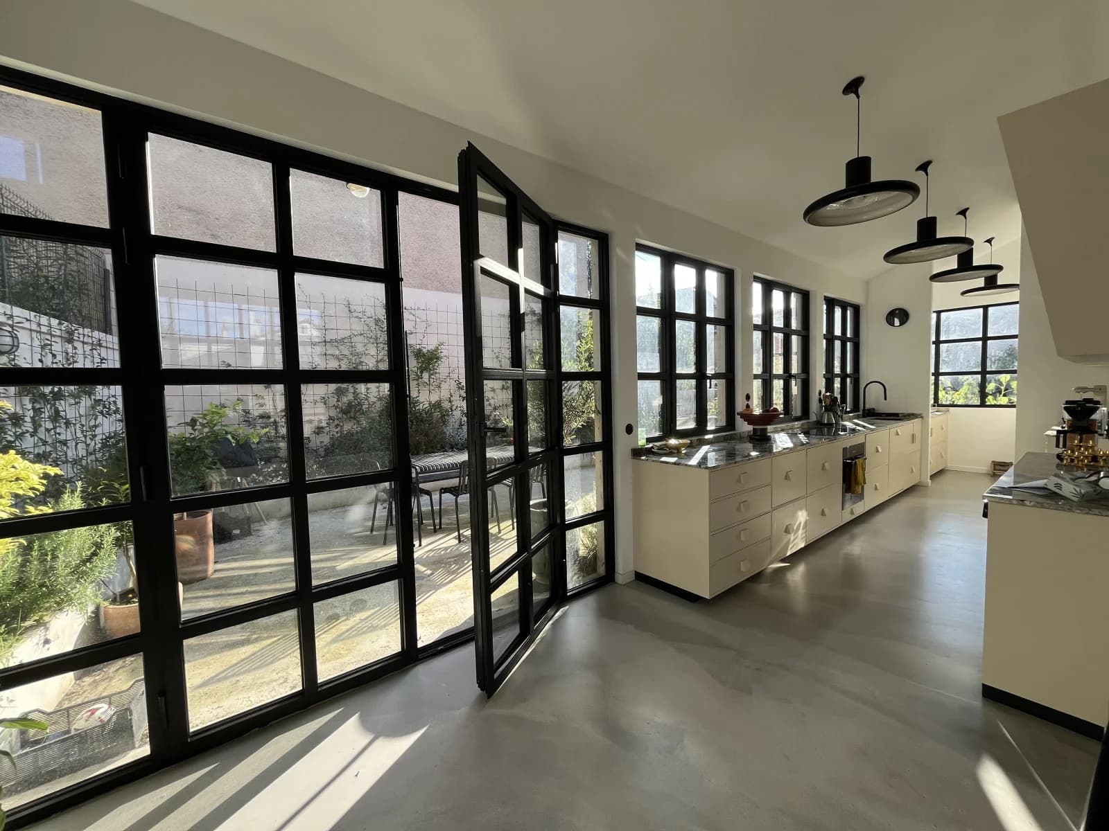 Space Luminous architect-designed loft-style house with terrace and flowering garden - 4