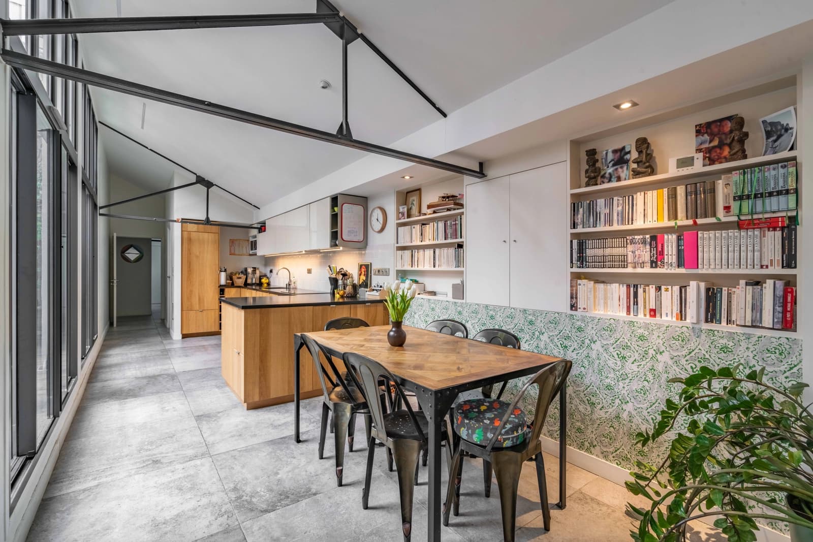 Space Industrial-style patio apartment - 5