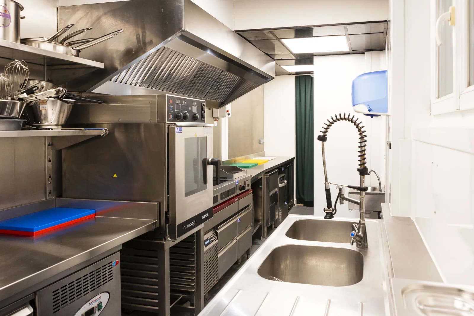 Space Private restaurant with professional kitchen. - 4