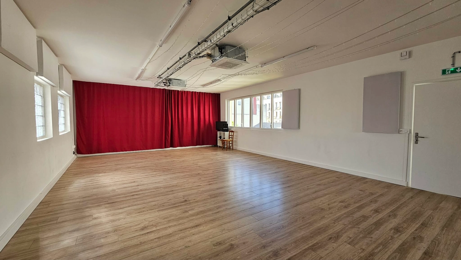 Espace Studio de danse lumineux - 1