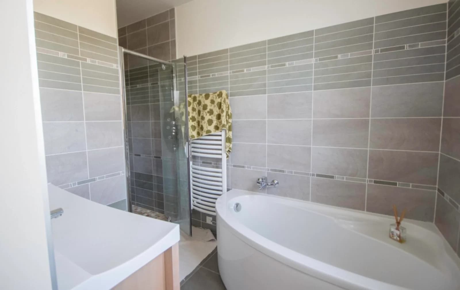 Bathroom in A large, bright house for filming. - 1