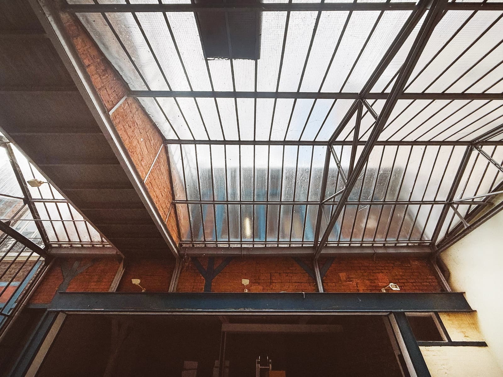 Space Stunning glass roof in an industrial building, Eiffel-style architecture - 4