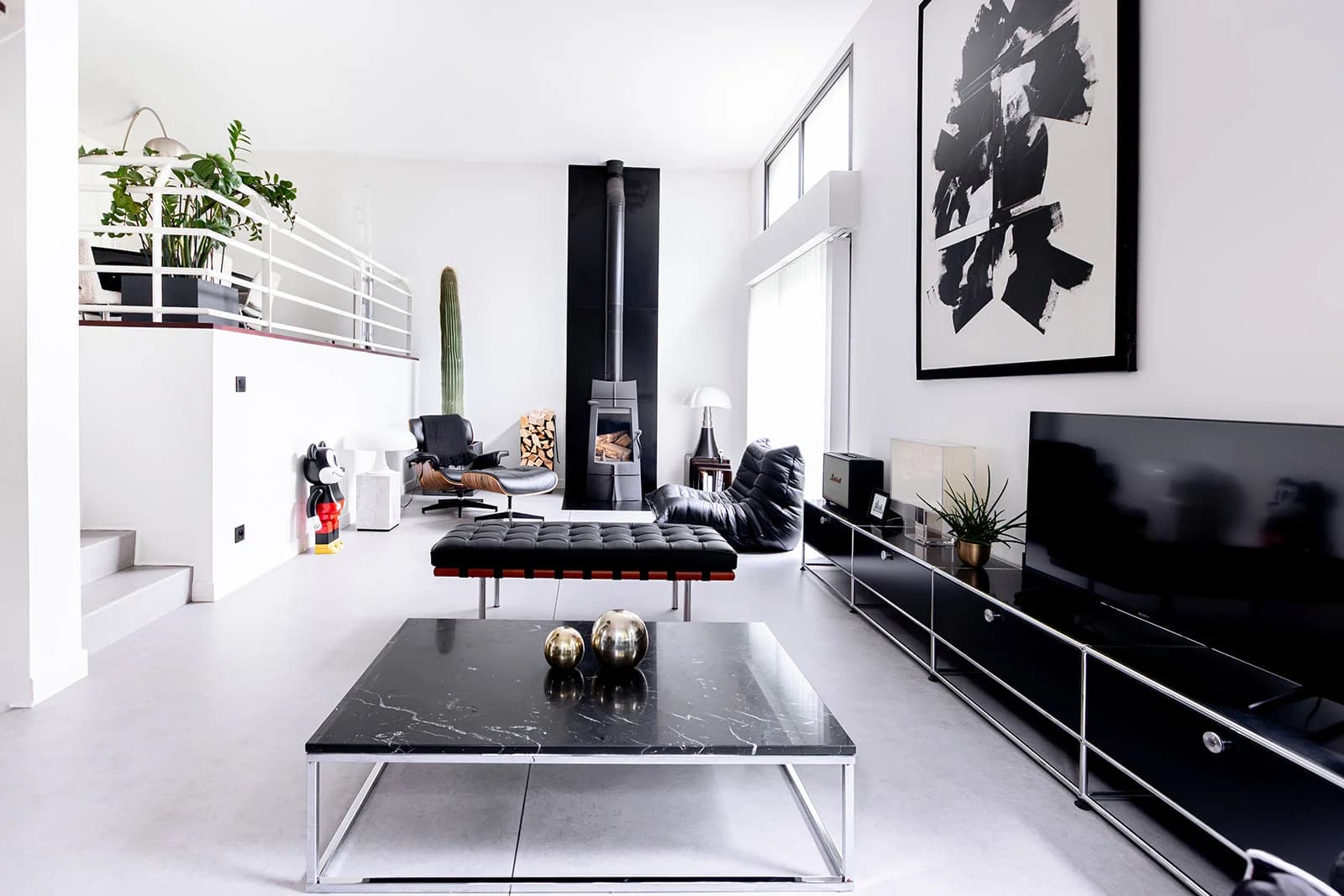 Space 90s-style house - 0