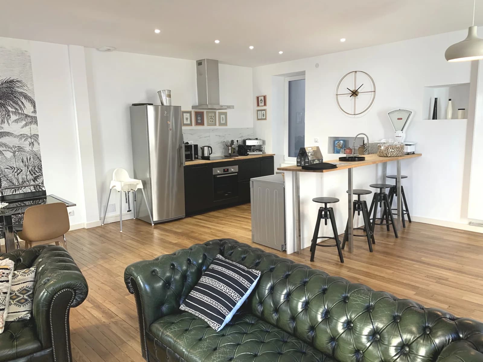 Salon dans Grande maison design avec sa terrasse panoramique - 1