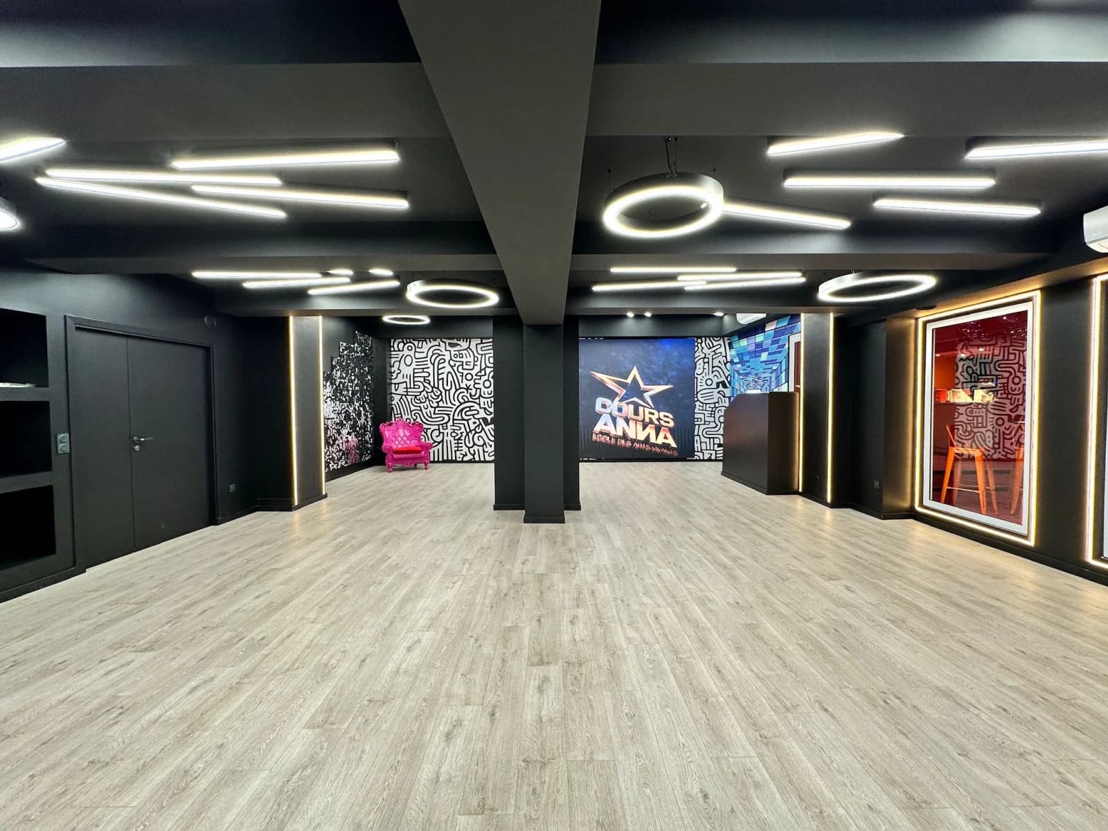 Space Dance studio, singing room, Star Academy vibe - 2