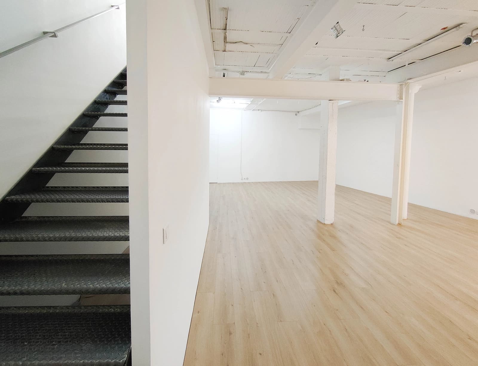 Espace Galerie modulable avec lumière naturelle et multiples perspectives de tournage - 5