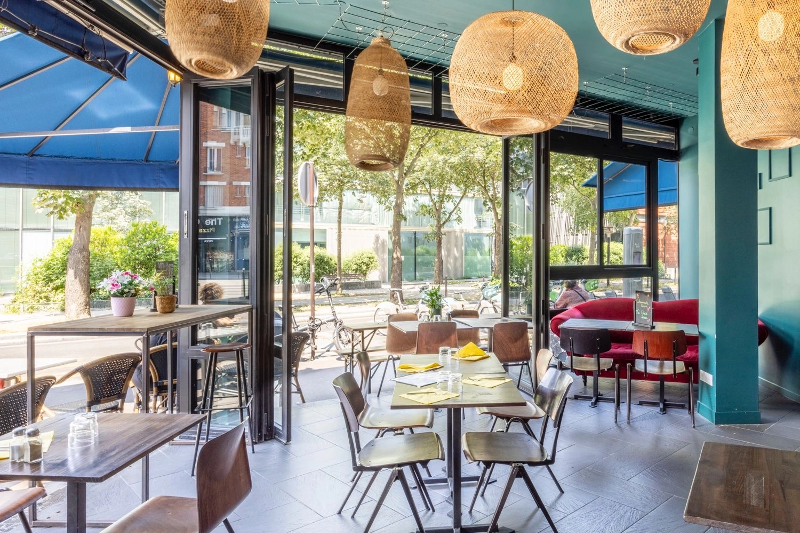 Espace Grand lieu événementiel chaleureux avec scène de stand up, bar et restaurant - 1