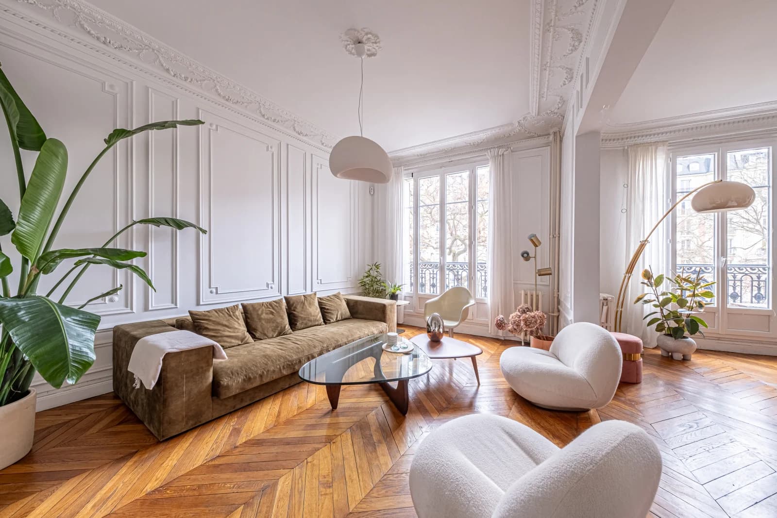 Space Haussmannian apartment overlooking tree-lined square - 1