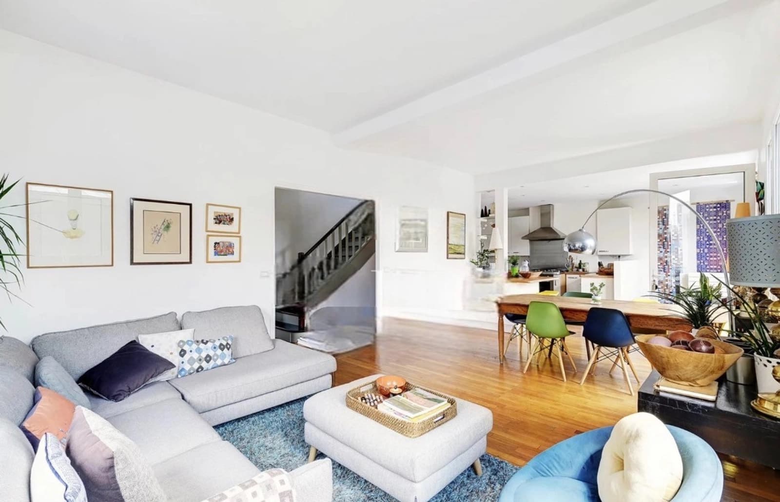 Space Magnificent 300 m² suburban house - 1