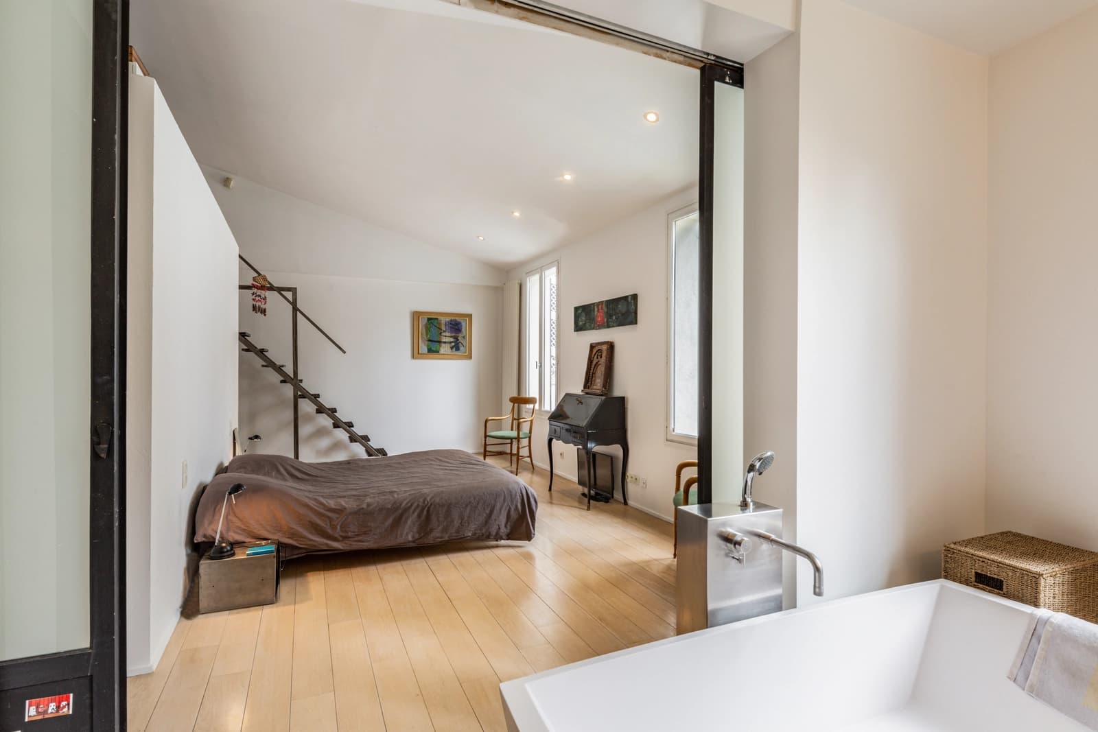 Space An architect-designed house with terrace in Paris - 4