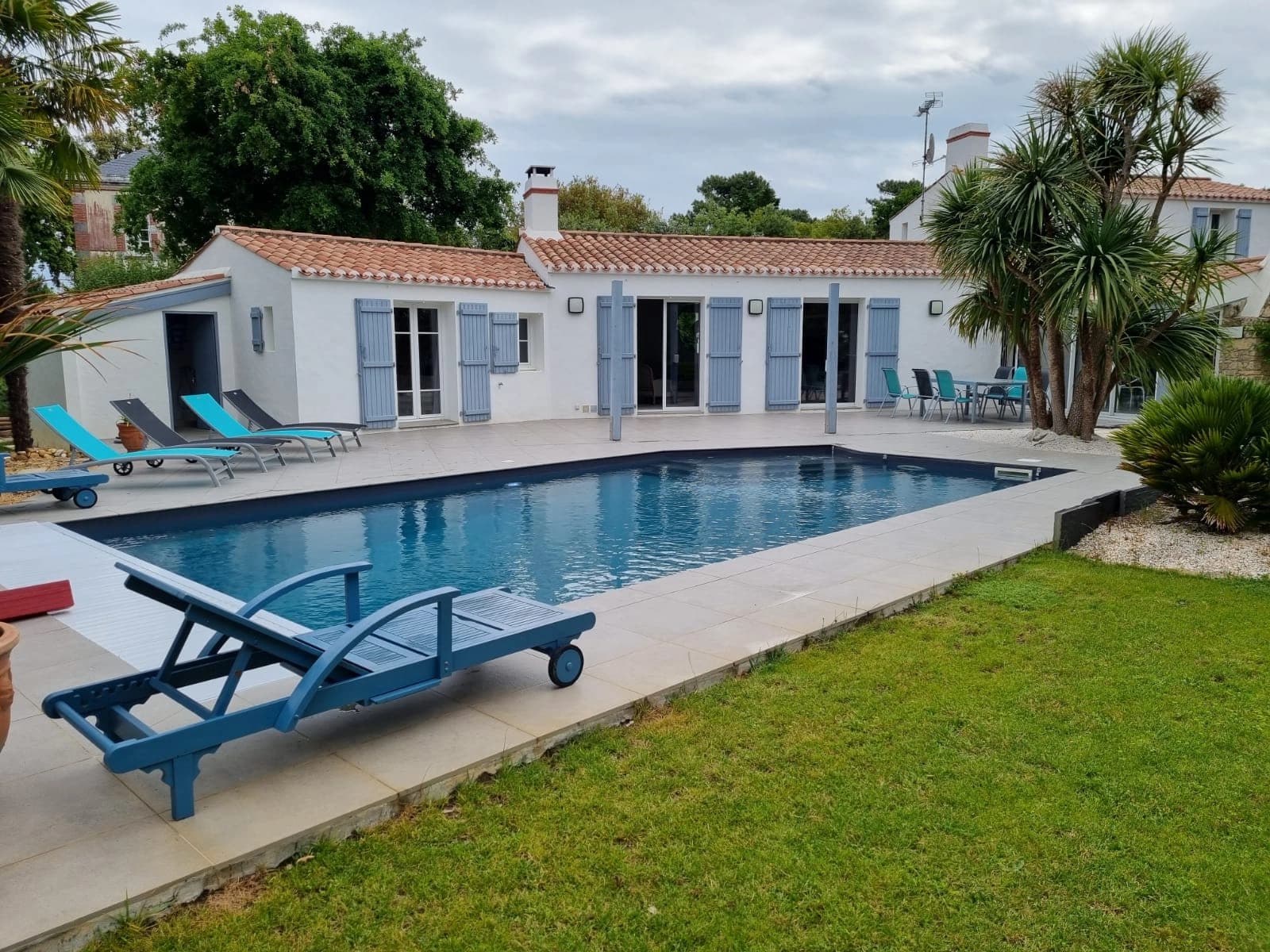 Comedor en Magnífica villa con chimenea y piscina privada - 1