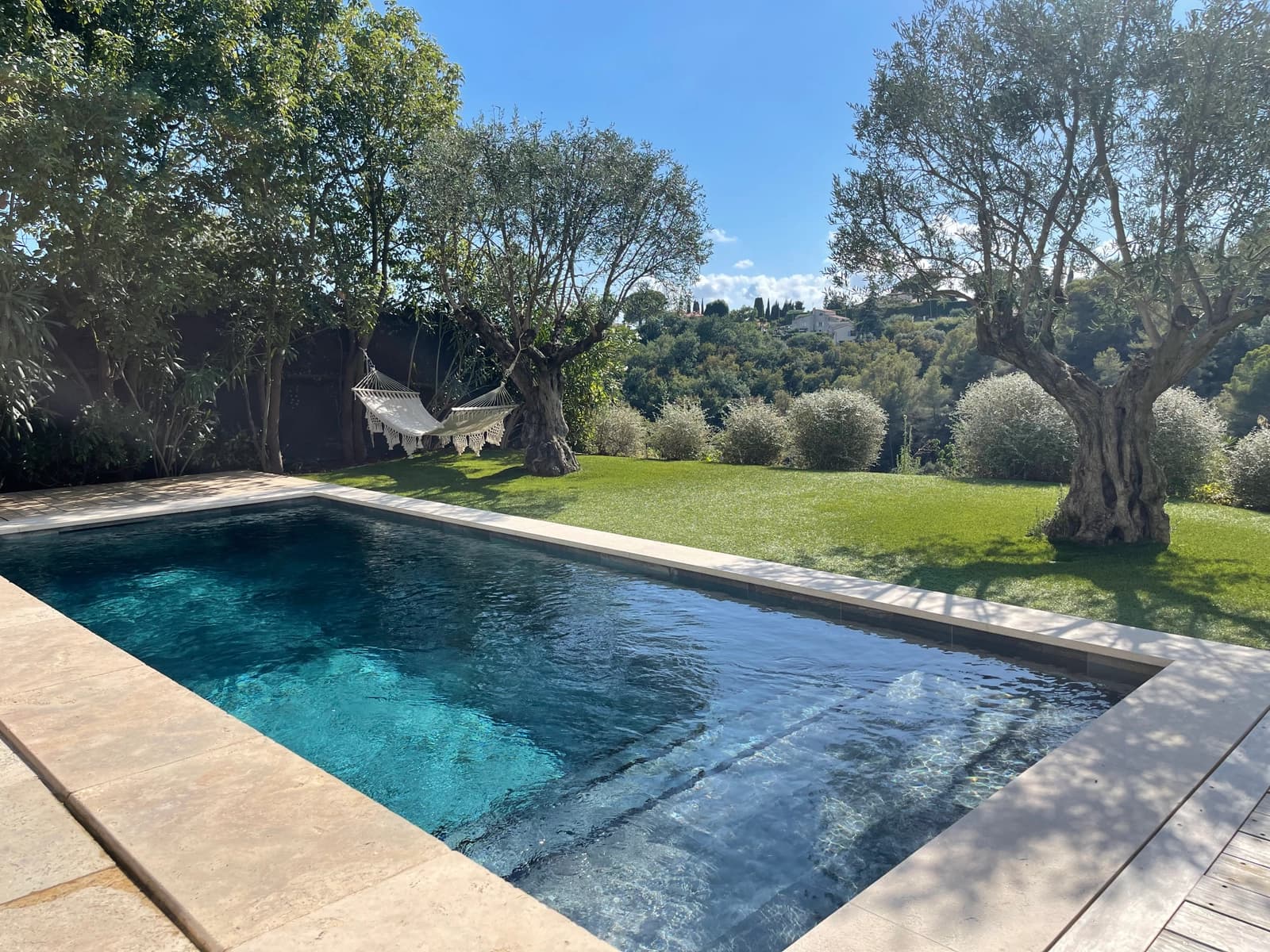 Salle de réunion dans Lieu de détente avec panorama sur jardin et piscine - 1