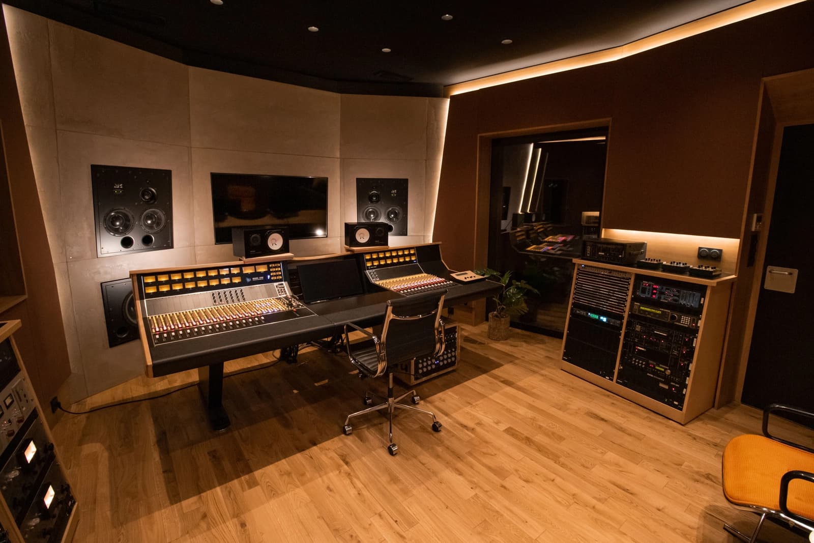 Space High-end music studio with a unique design featuring a Control Room & Live Room - 4