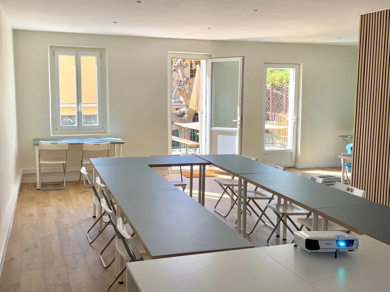 Salle avec accès terrasse privative
