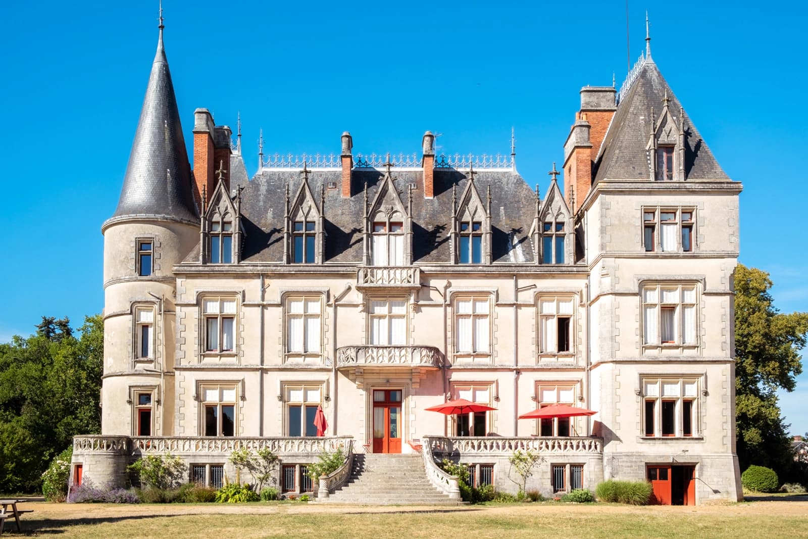 Salle de réunion dans Château niché entre champs verdoyants et forêts - 0