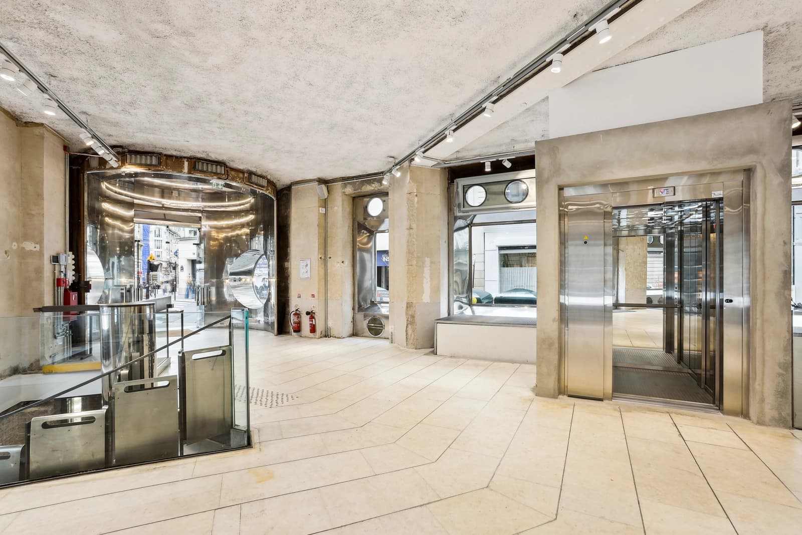 Space Raw space with Eiffel structure - 0