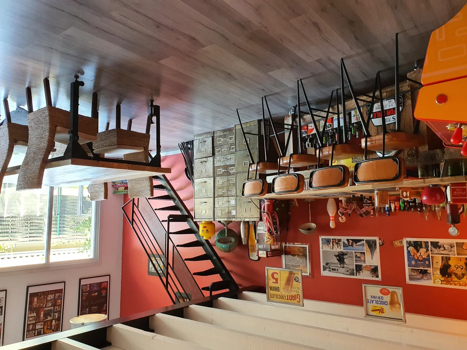 Zona de relax con bar, juegos, cine y billar.