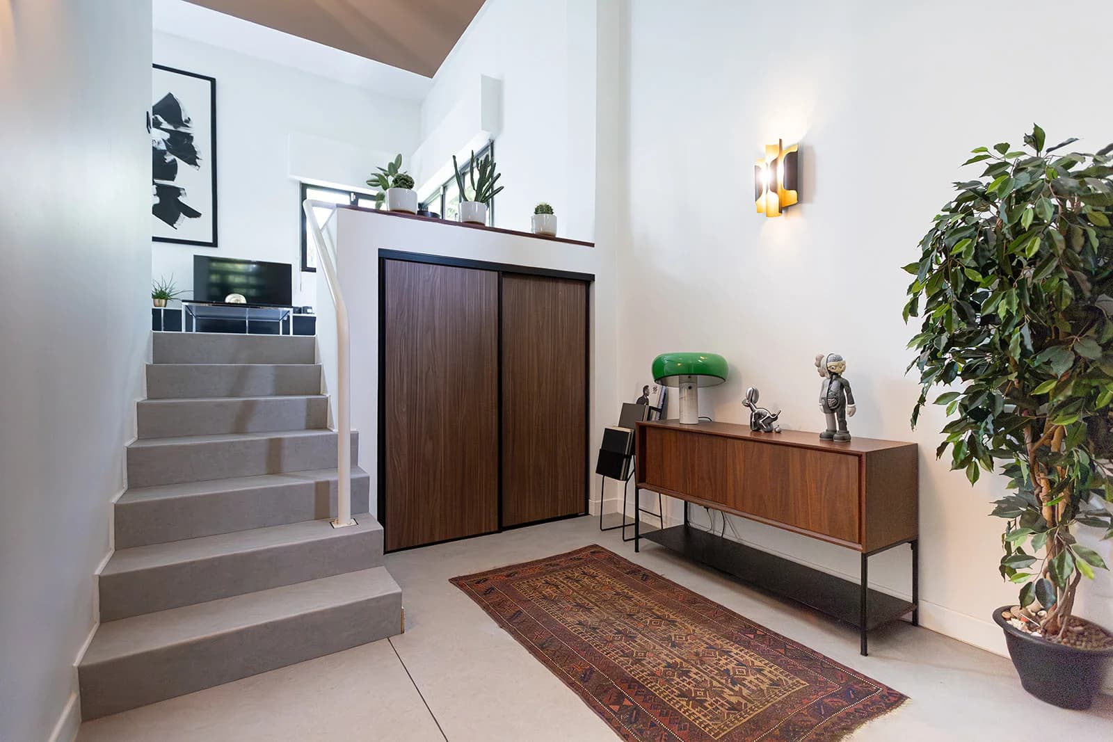 Space 90s-style house - 4