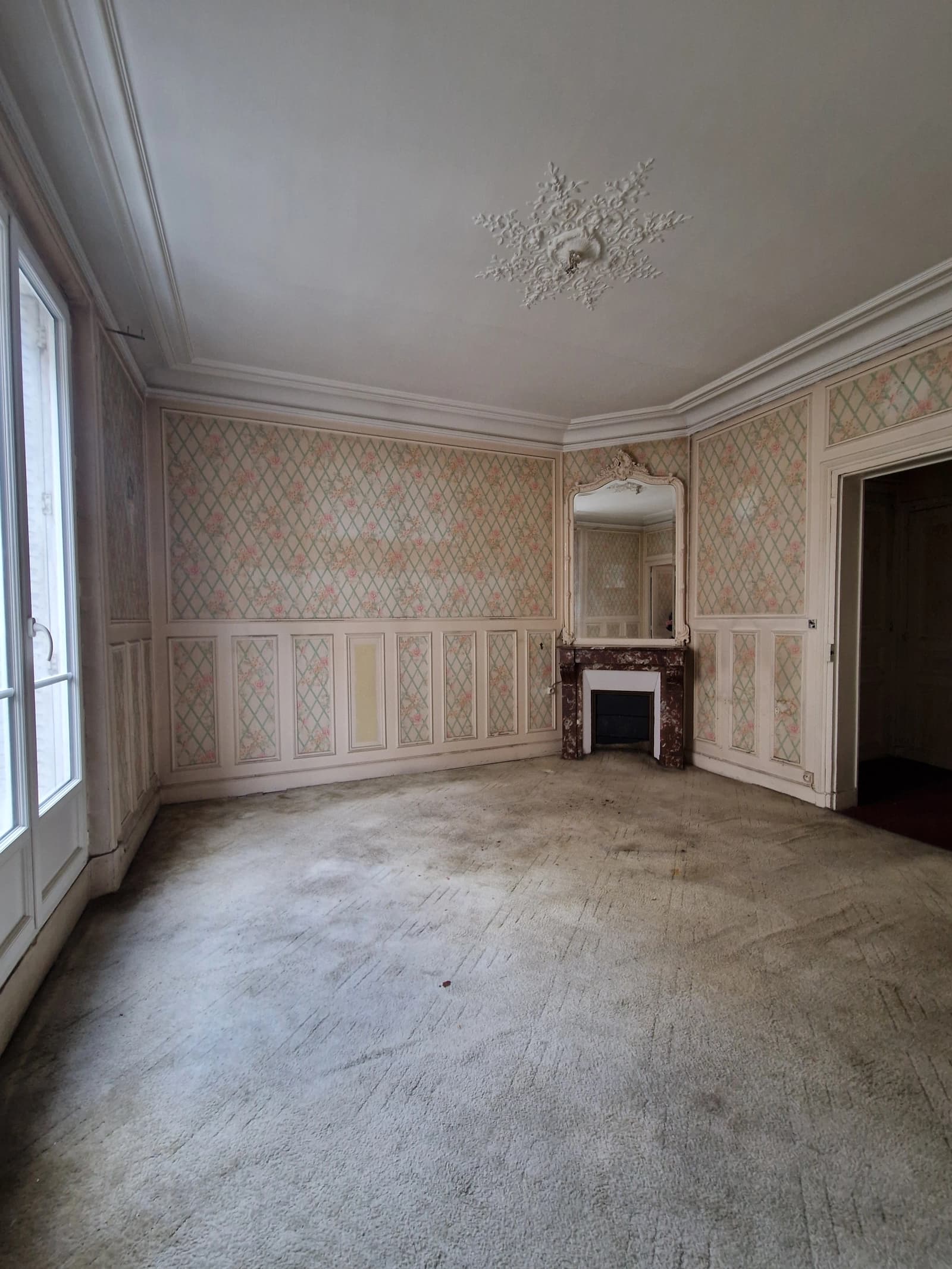Space Apartment with period wallpaper - 0