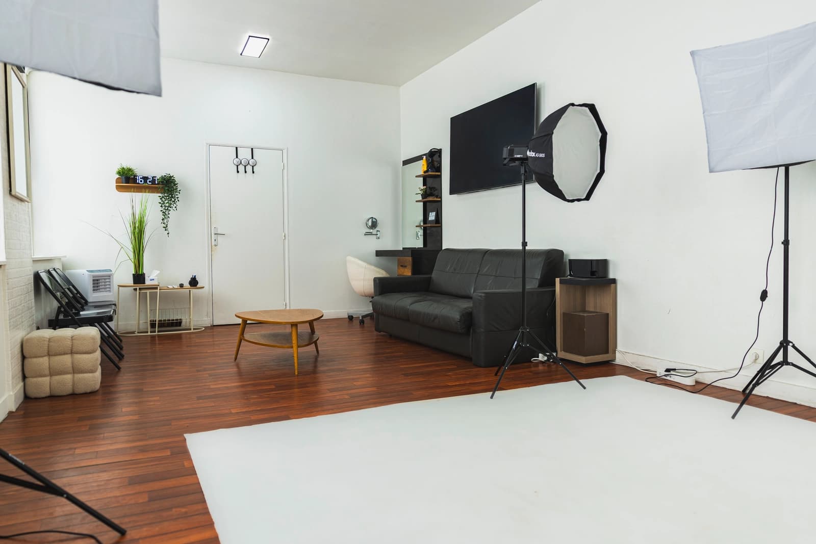 Space Stunning Bright Space with Bay Windows — Photo & Filming Studio - 1