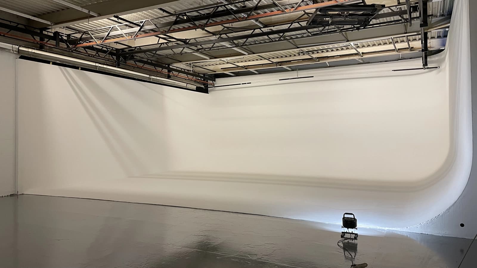 Space Photo and video studio. Cyclorama 1 face = floor. - 1