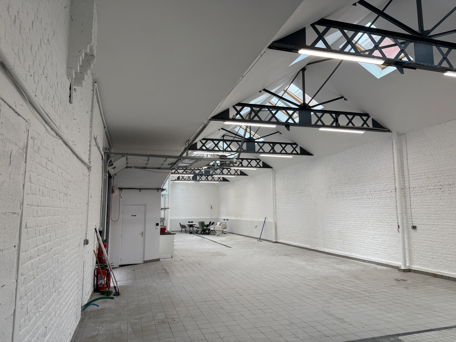 Space Raw white hangar, warehouse-style - 2
