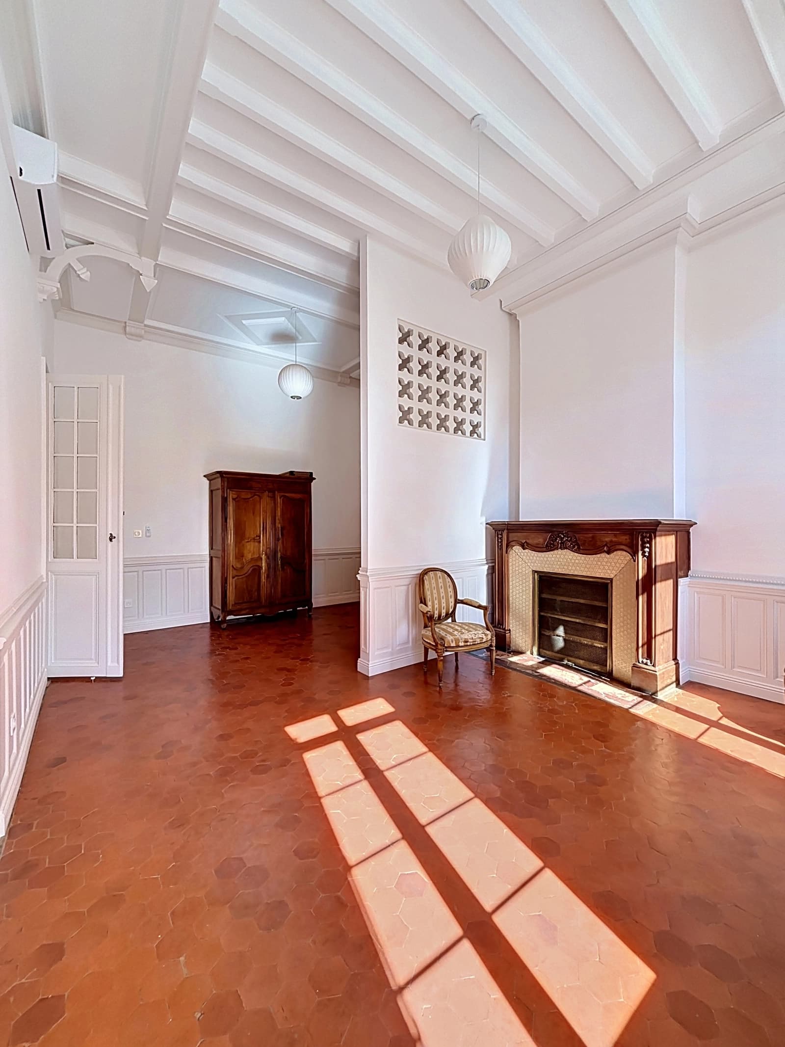 Space Magnificent Haussmann-style apartment, renovated, empty, in a former private mansion - 0