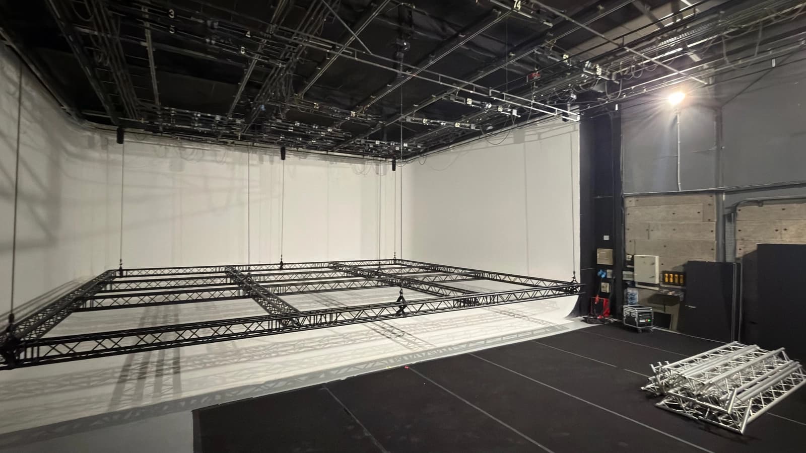 Espace Studio photo, vidéo. Cyclorama 3 fase + sol - 0