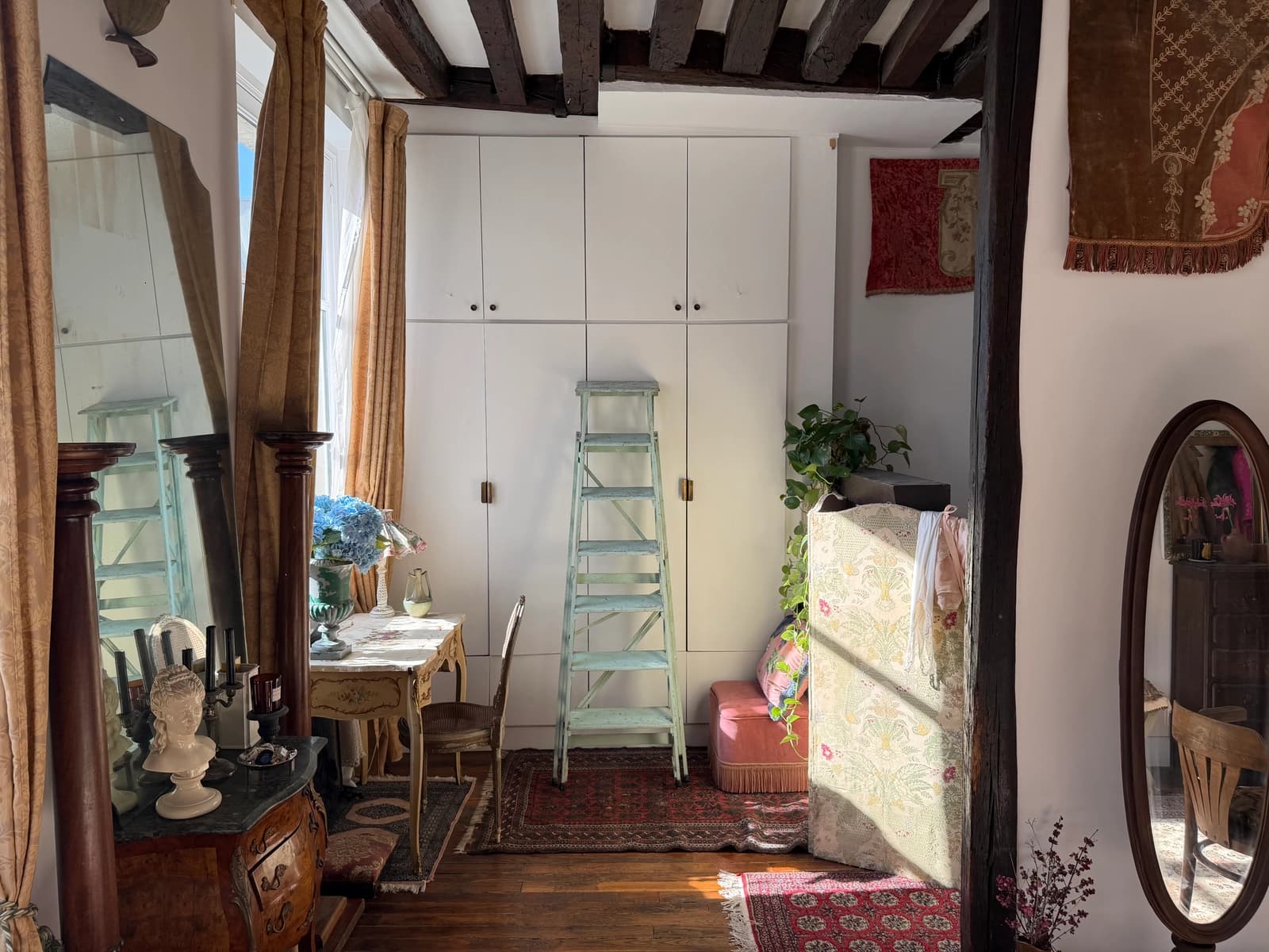 Espace Appartement au cœur du Marais avec poutre et ambiance boudoir - 4