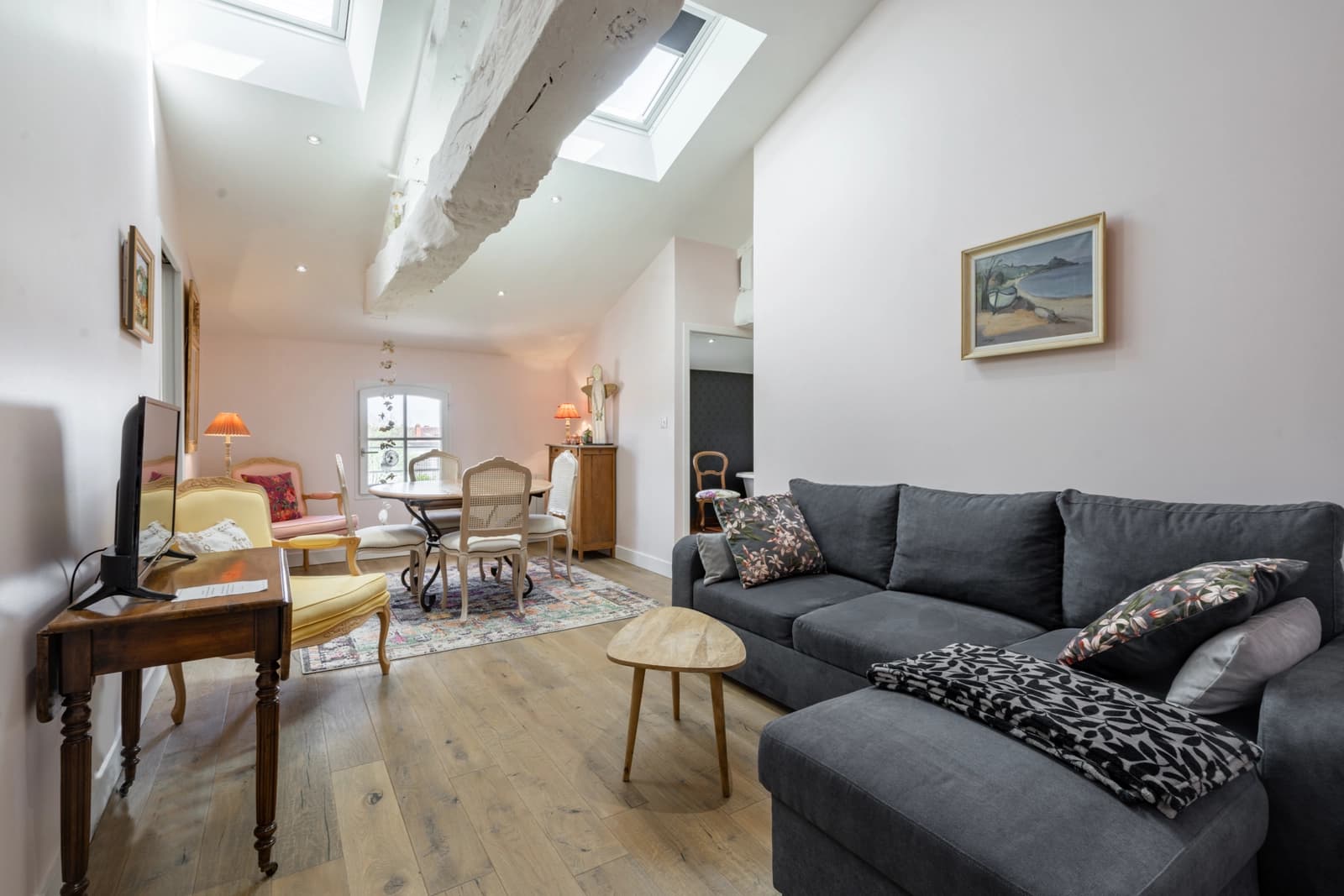 Living room in 18th-century town house - 1
