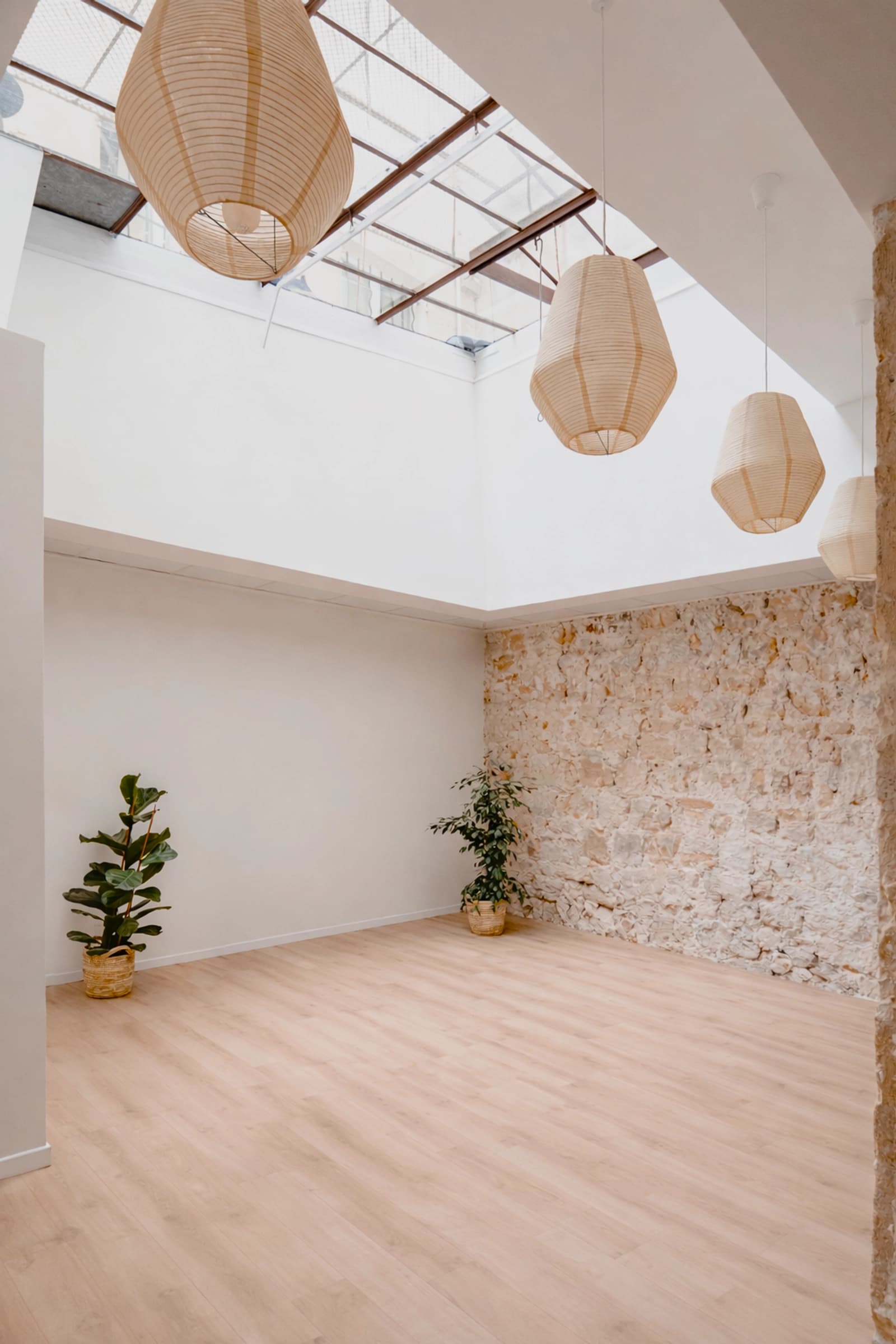 Espace Salle de yoga / bien-être et pleine de charme au cœur du Marais – grande verrière & murs en pierre - 4