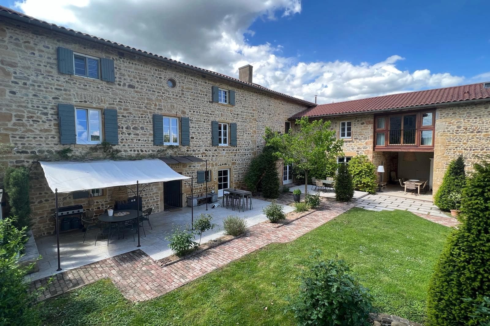 Space Renovated Beaujolais farmhouse with garden - 0