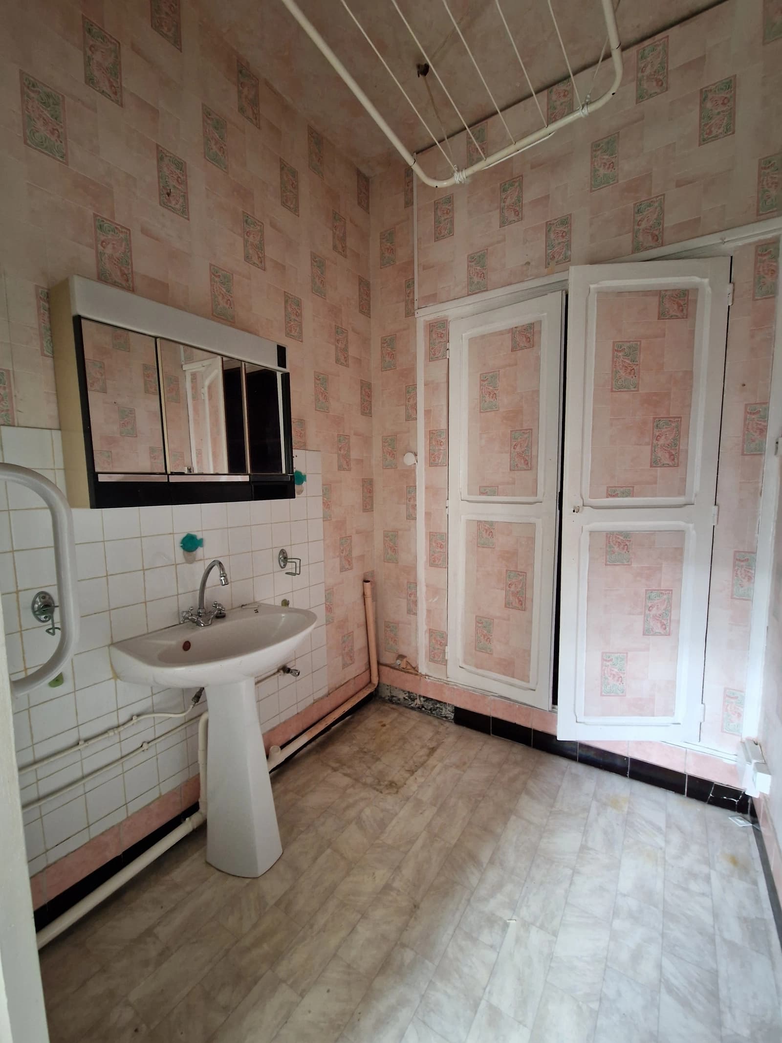 Space Apartment with period wallpaper - 3