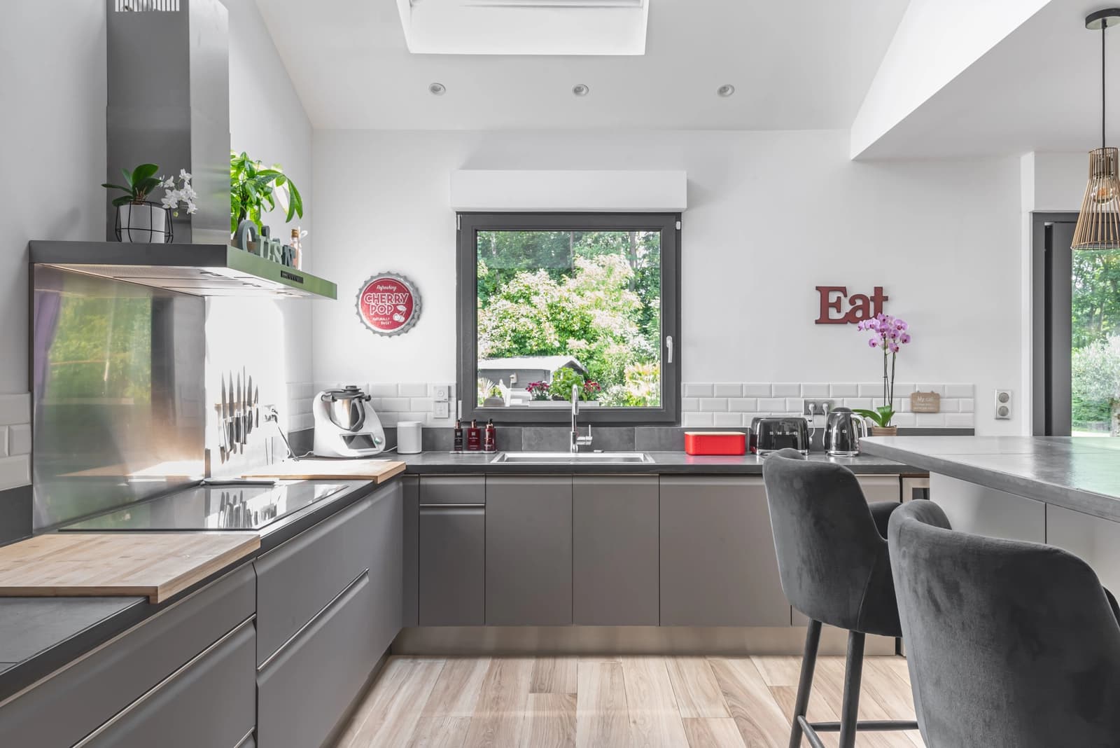 Kitchen in American-style house on forest for filming - 1