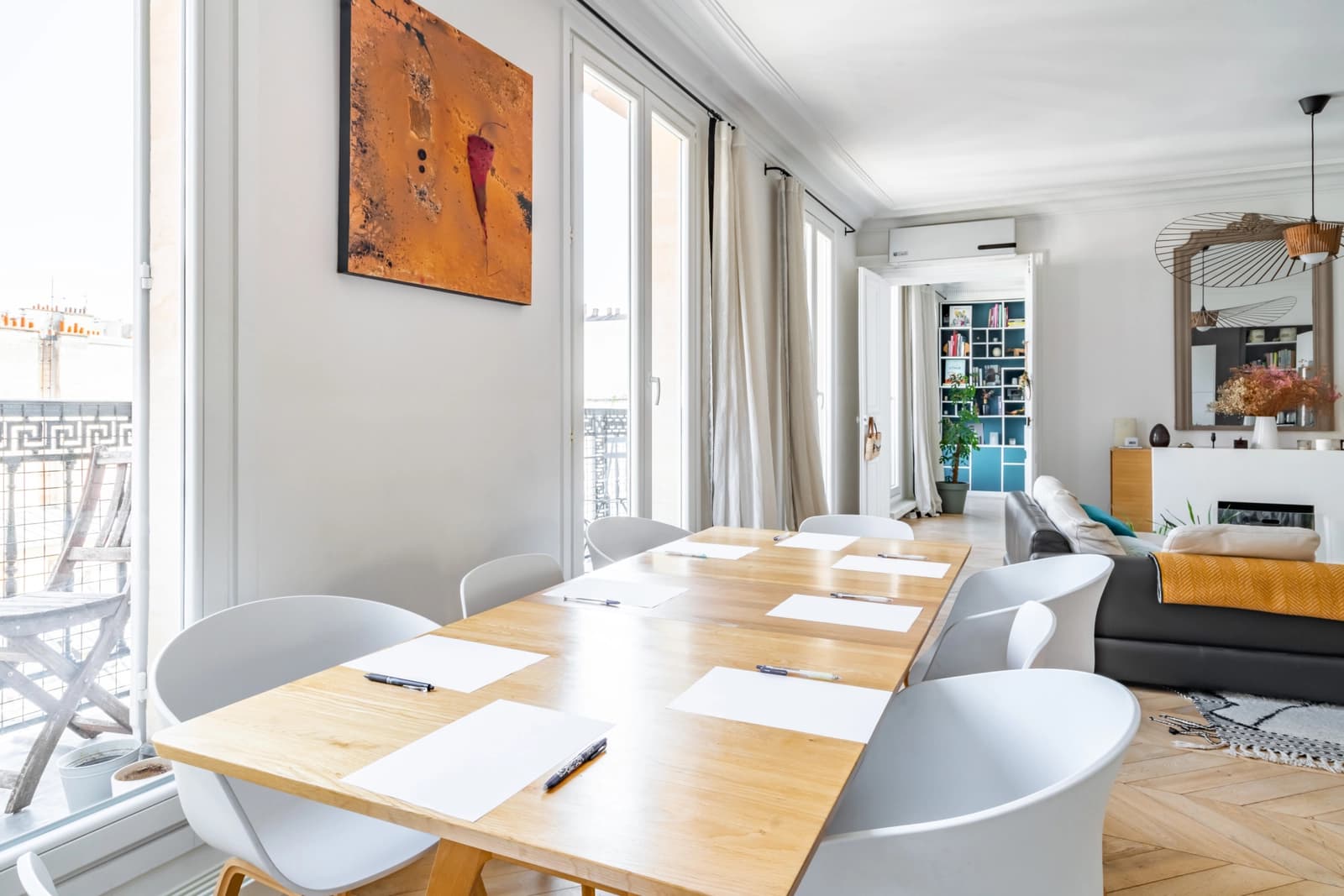 Espace Haussmannien de charme et son long balcon parisien typique - 4