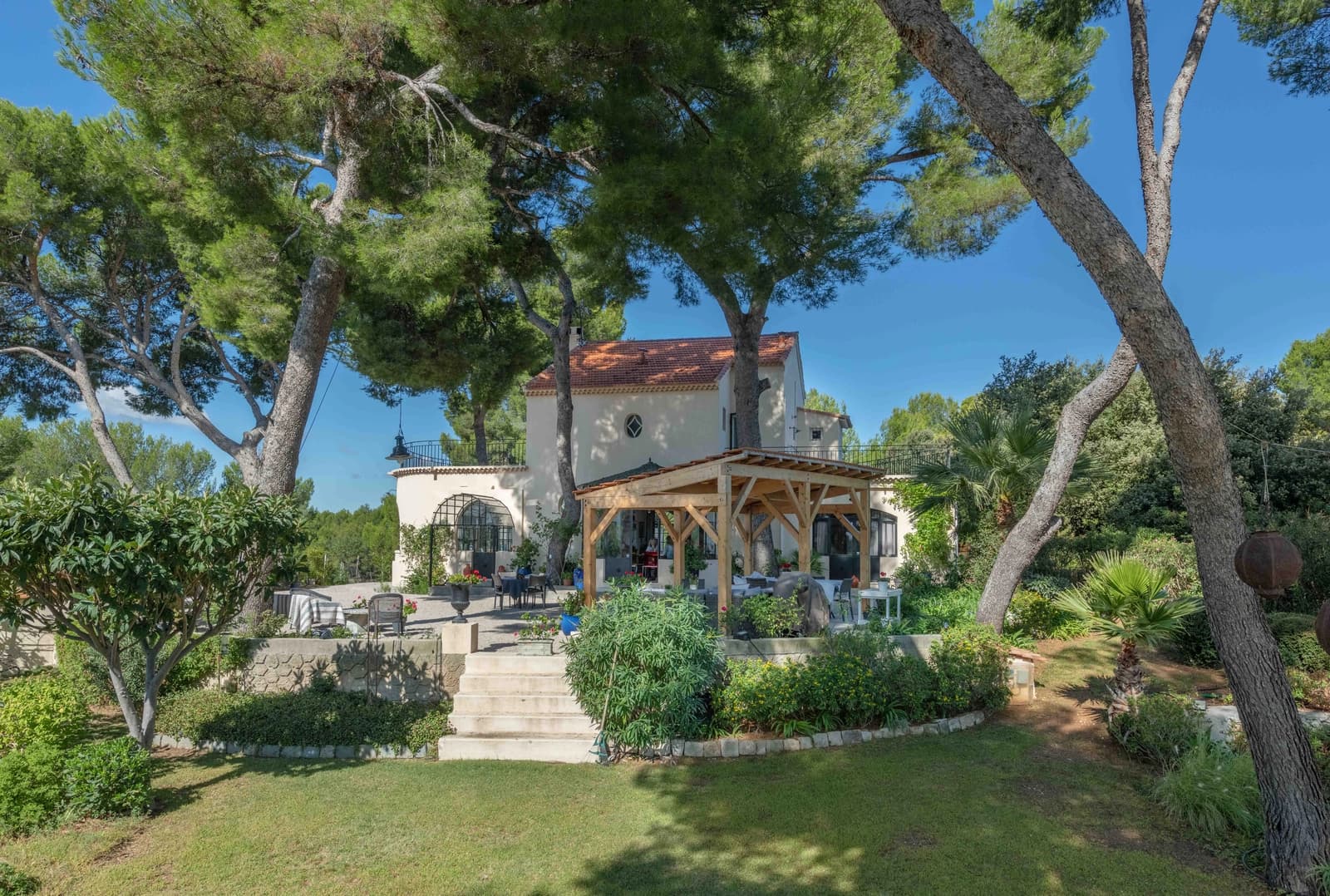 Space Sublime house in quiet, large green lot with swimming pool - 0