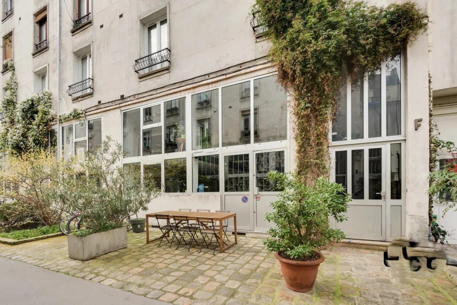 Espace Espace sur cours végétalisé typique du 11eme - 4