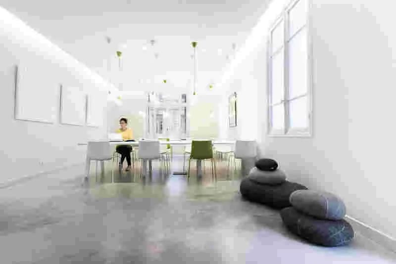 Sala en Le Labo: un espacio moderno y cálido - 0