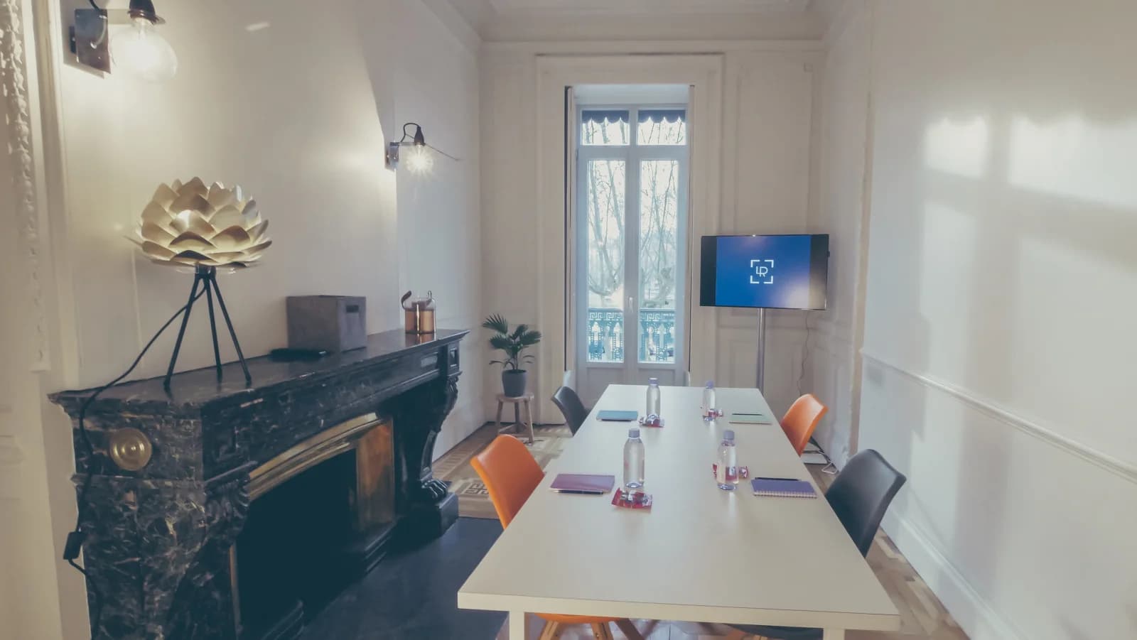 Salle de réunion dans Le petit écrin de l'appartement moderne et connecté - 1