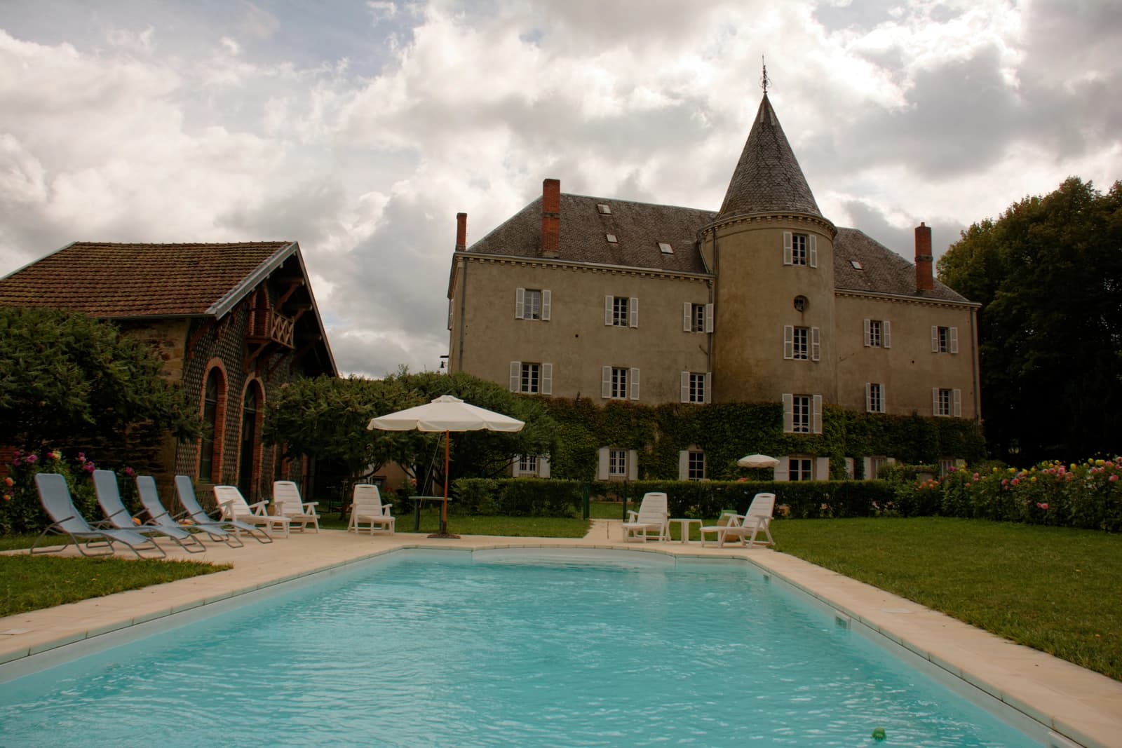 Space Classic-style château in Puy-de-Dôme for exterior filming, photo shoots, and events - 3