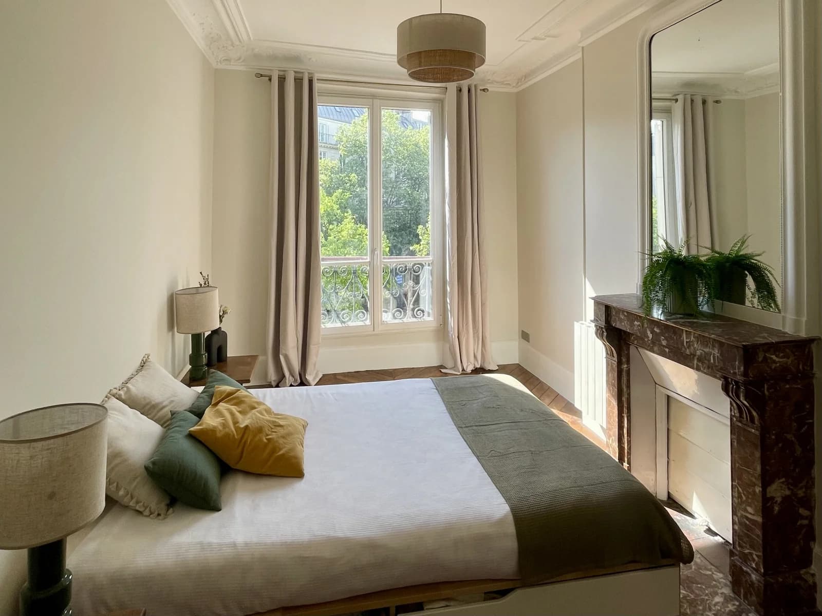 Space Beautiful Haussmanian-style apartment combining modernity and old-world charm - 4