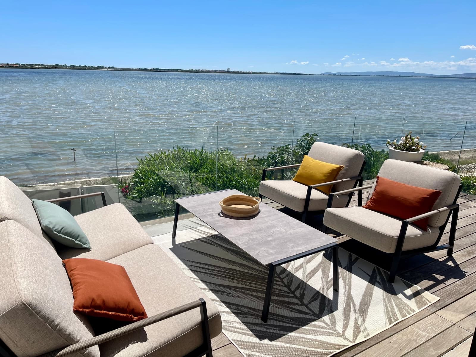 Space Waterfront villa - 0