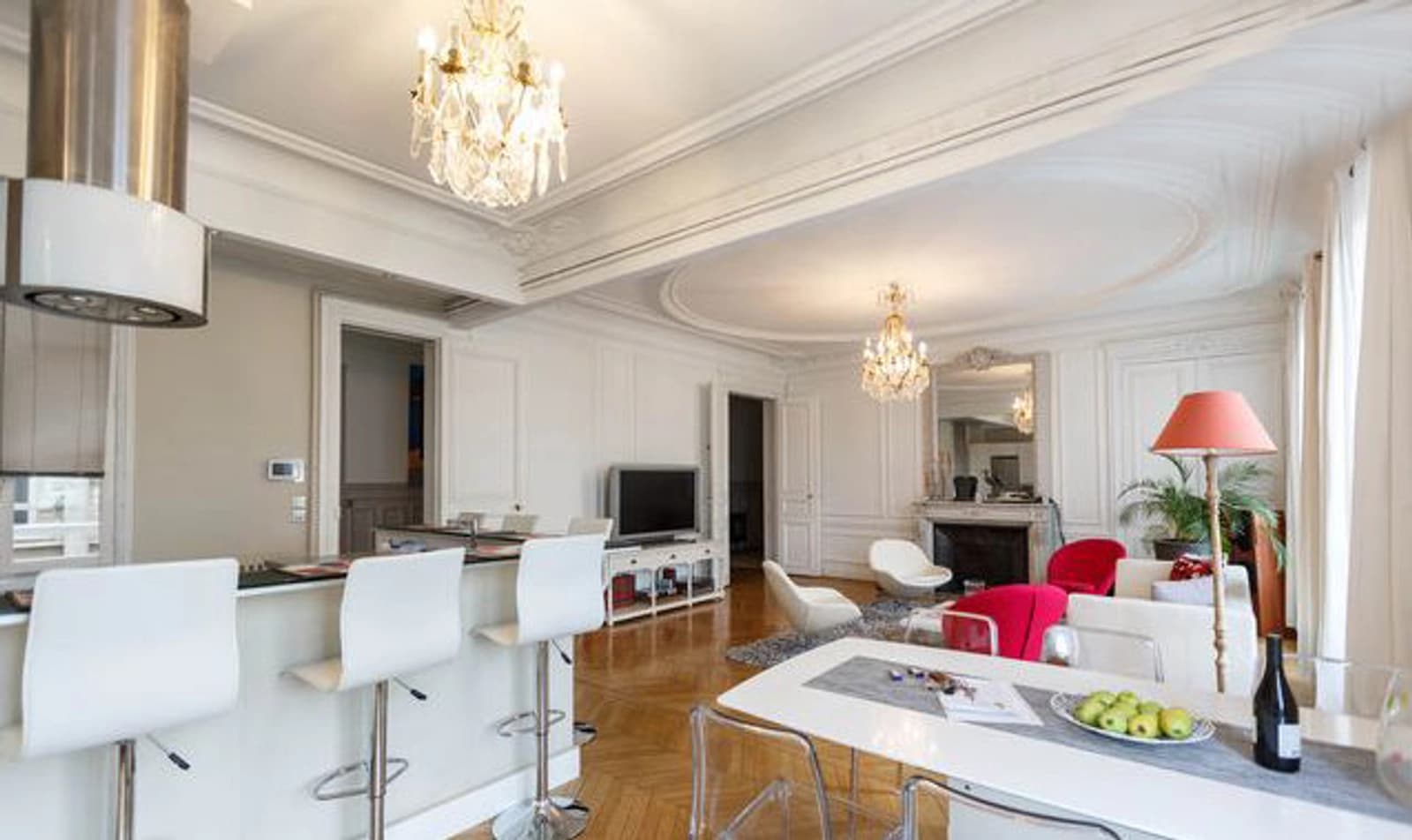 Space Apartment 200 m² in a prestigious Haussmannian building, living room 50 m², American-style kitchen with bar, parquet flooring, moldings, fireplaces, ceiling height 3.20 m - 2