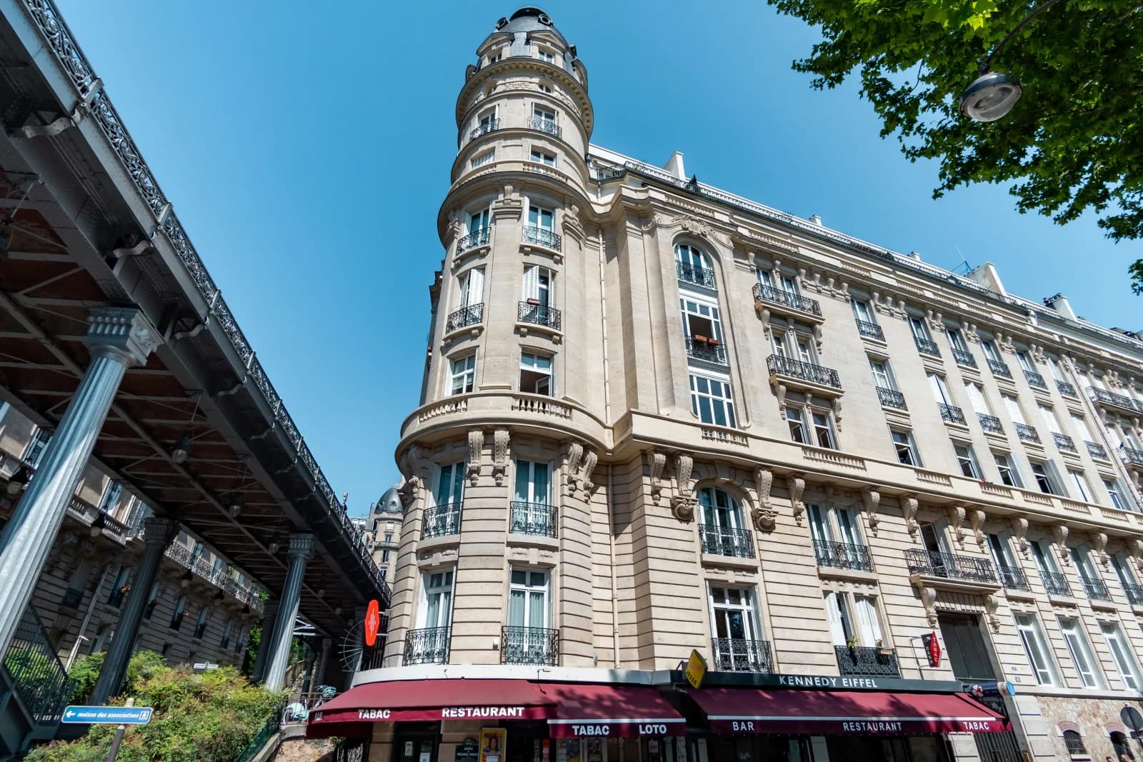Space On the quays, Eiffel Tower and Bir-Hakeim bridge - 4