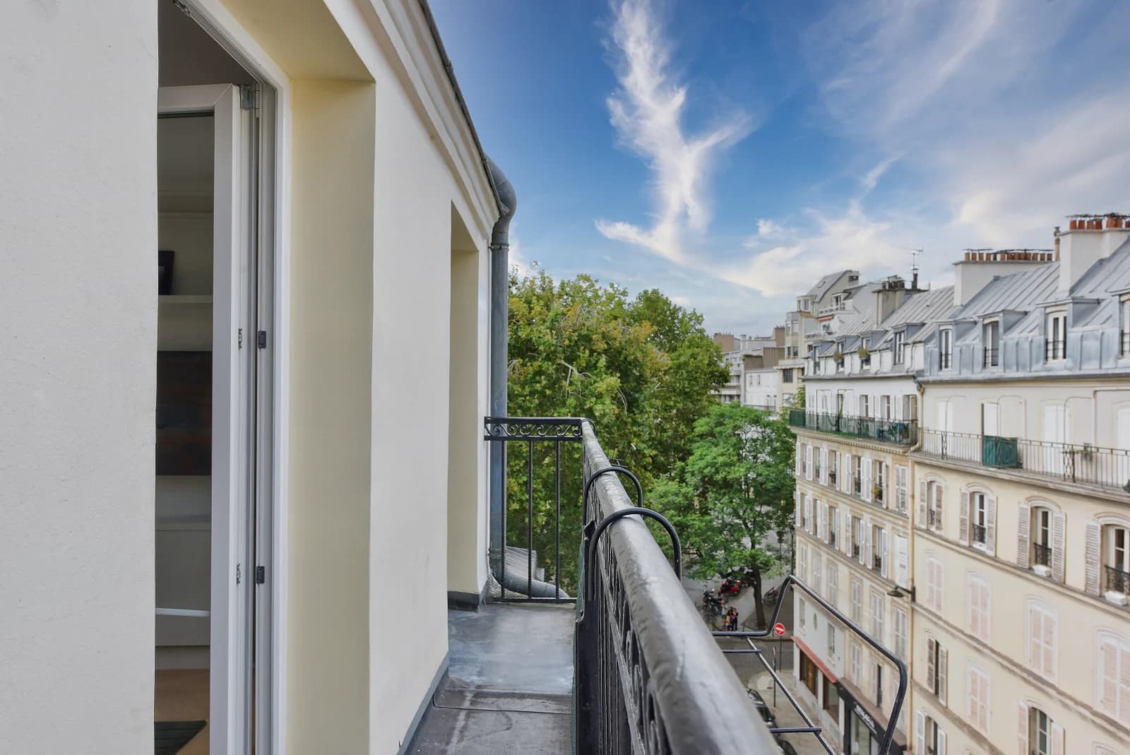 Space Luxury Haussmann apartment in the heart of Paris - 4