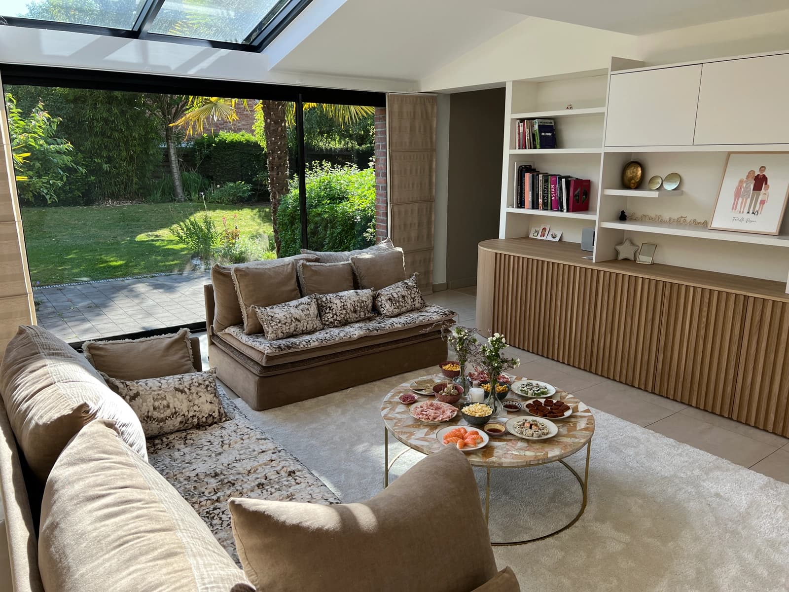 Space Bright modern house surrounded by greenery - 0