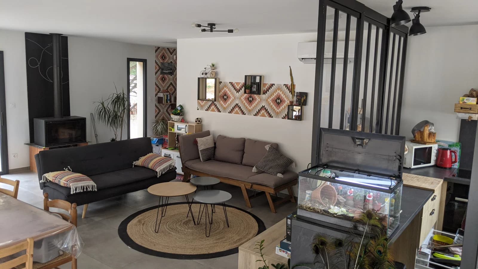 Living room in Large bay windows on beautiful grounds - 1