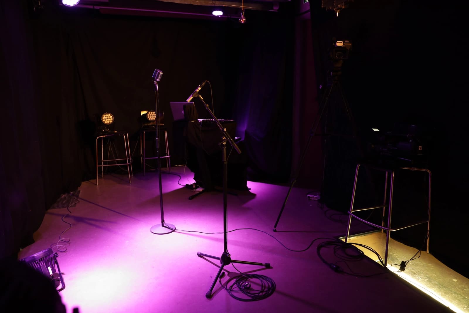 Space Atypical vintage and industrial hangout - 1