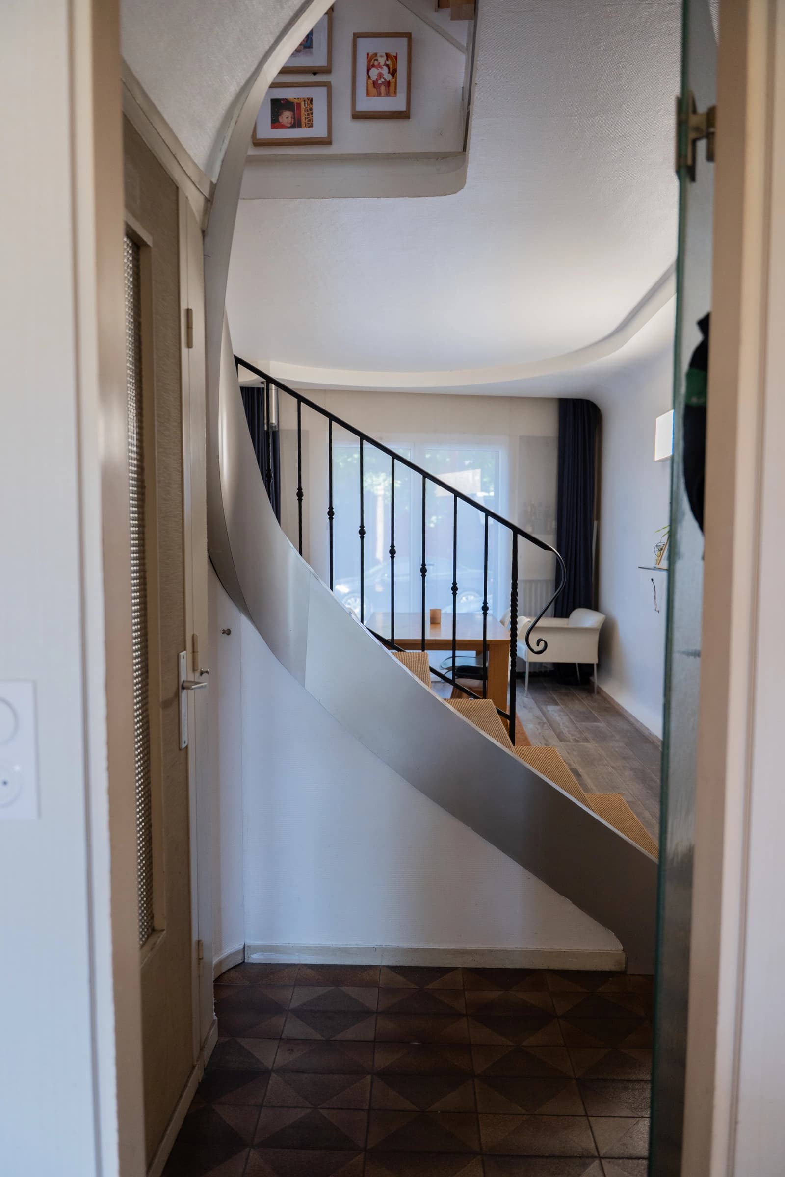 Espace Maison dans le style des années 50 avec un atelier industriel rustique dans l’esprit loft créatif - 3
