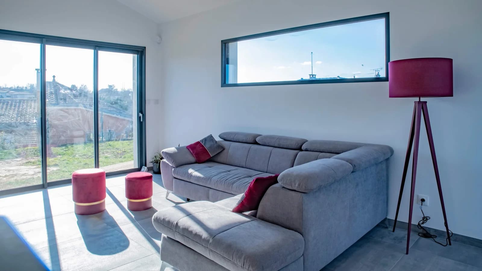 Living room in House with swimming pool and large garden - 1